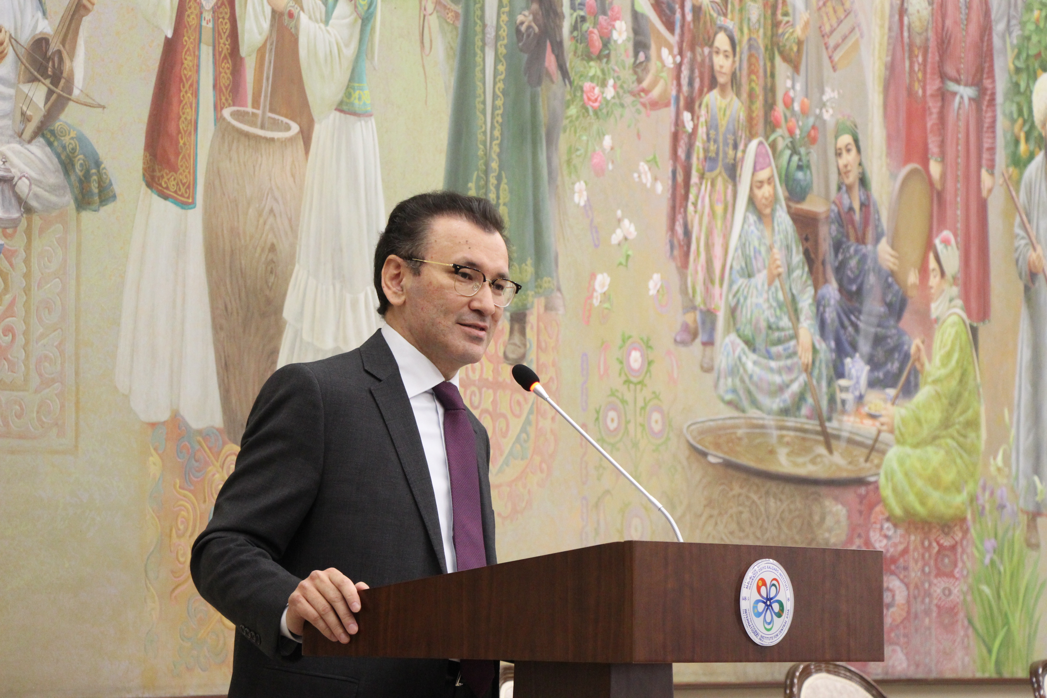 Markaziy Osiyo – Buyuk Britaniya tahlil markazlarining birinchi forumida Markaziy Osiyo xalqaro instituti direktori Javlon Vaxabovning kirish nutqi