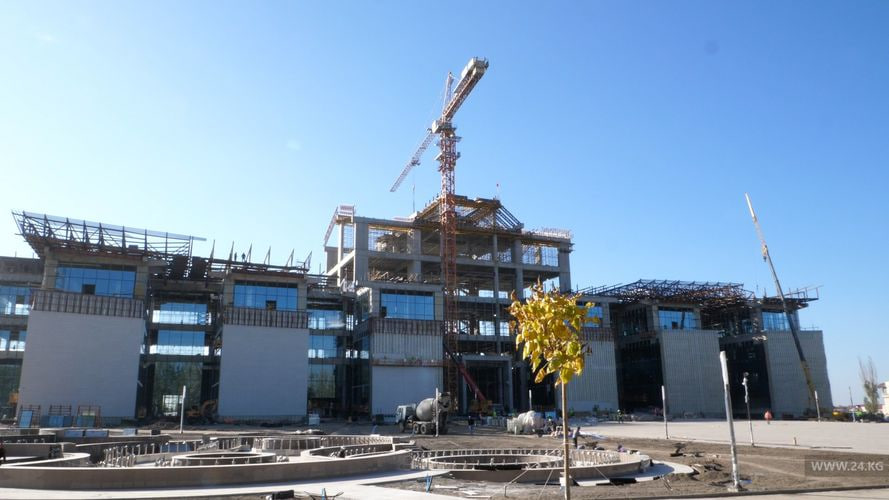 Садыр Жапаров просит выбрать название для нового здания администрации президента