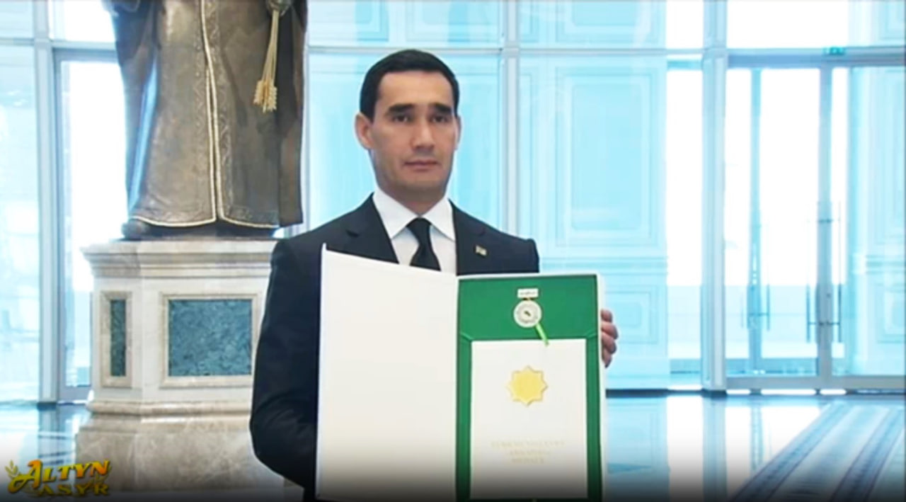Prezident Serdar Berdimuhamedovga Arkadag medali topshirildi