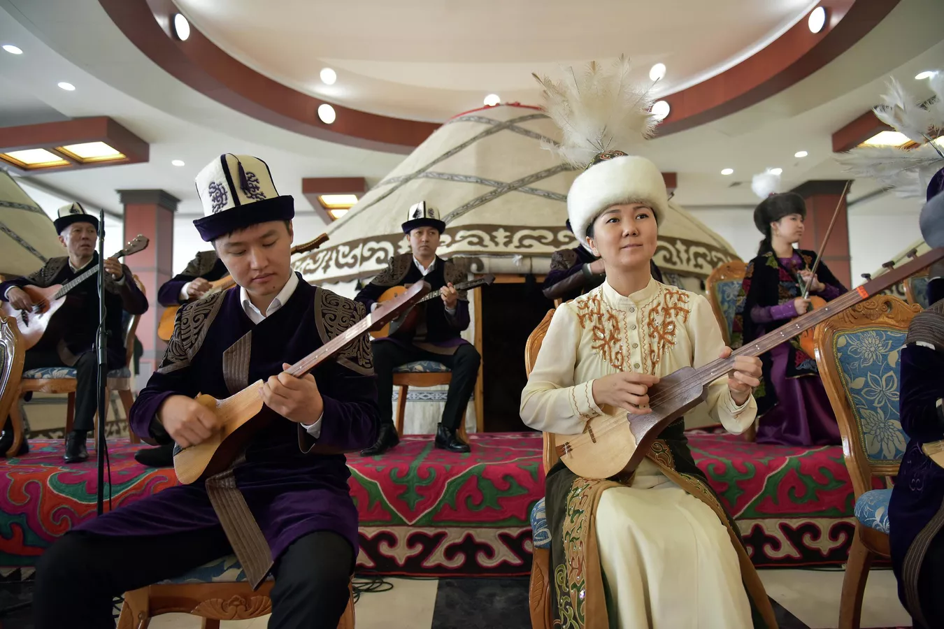 Садыр Жапаров поздравил кыргызстанцев с Днем комуза