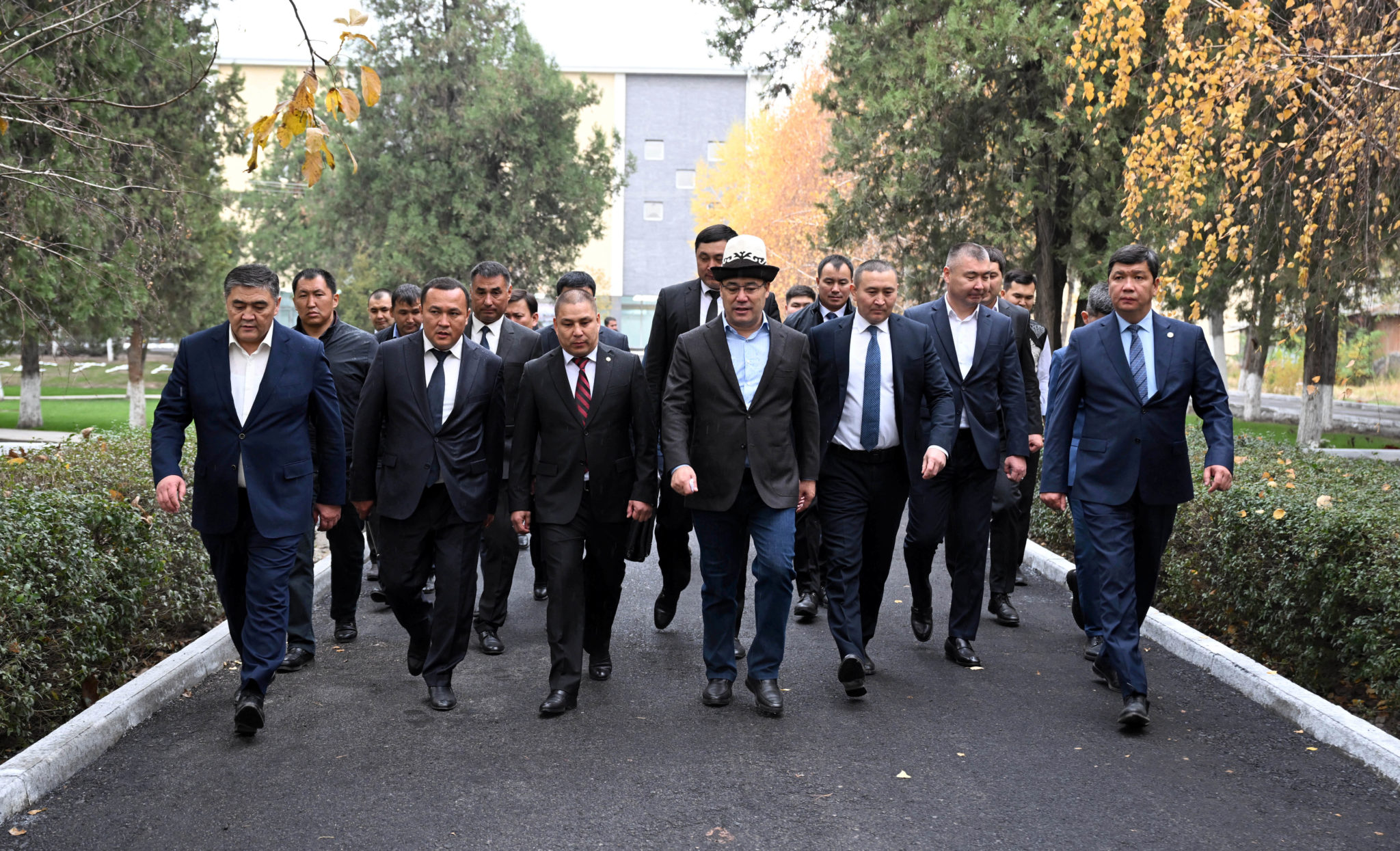 Президент Кыргызстана ознакомился с ходом строительства ряда социальных объектов в Джалал-Абаде