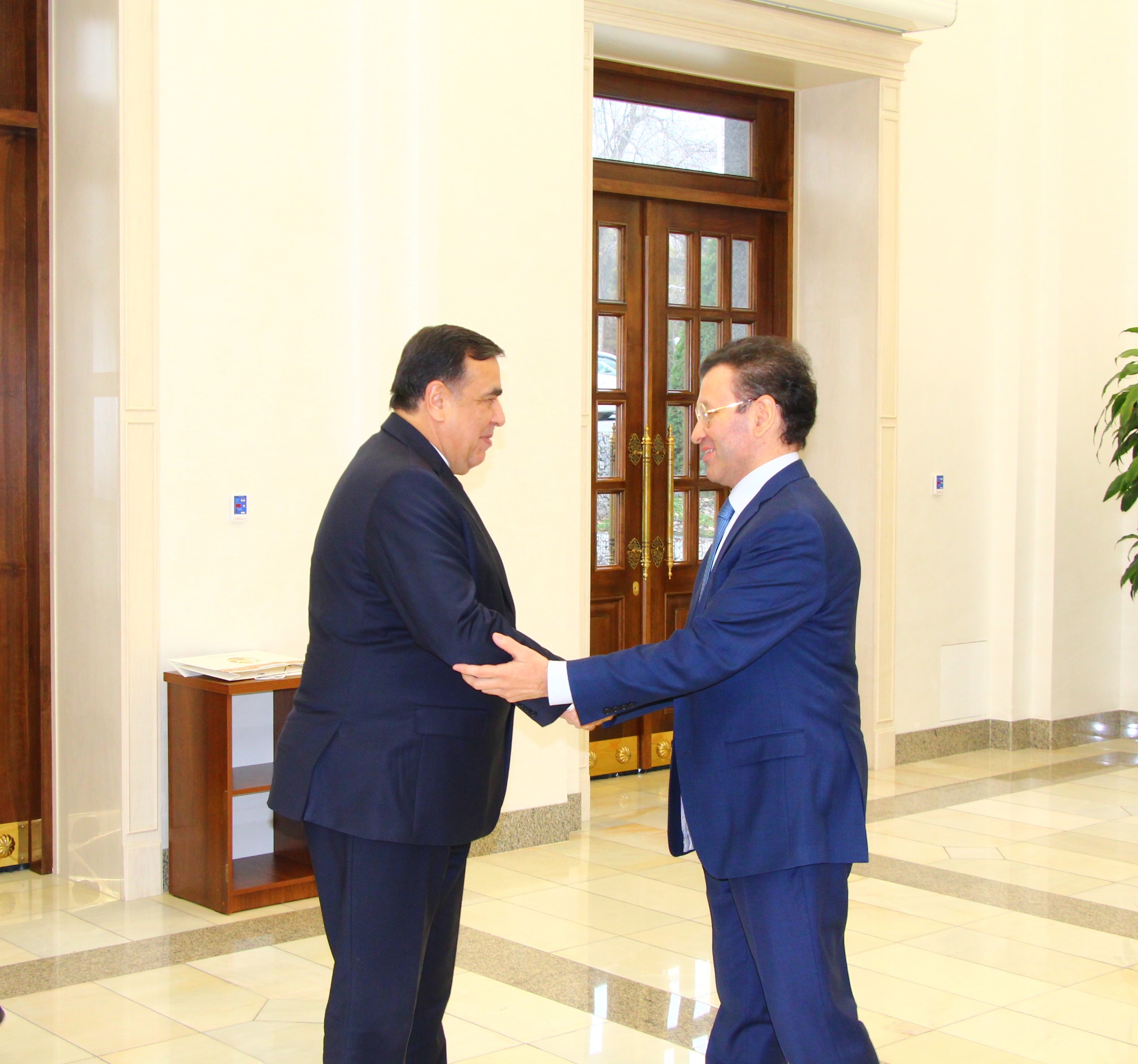 Markaziy Osiyo xalqaro instituti direktori J. Vahabov Tojikistonning O'zbekistondagi Favqulodda va Muxtor elchisi A. Rahmonzoda bilan uchrashuv o'tkazdi.