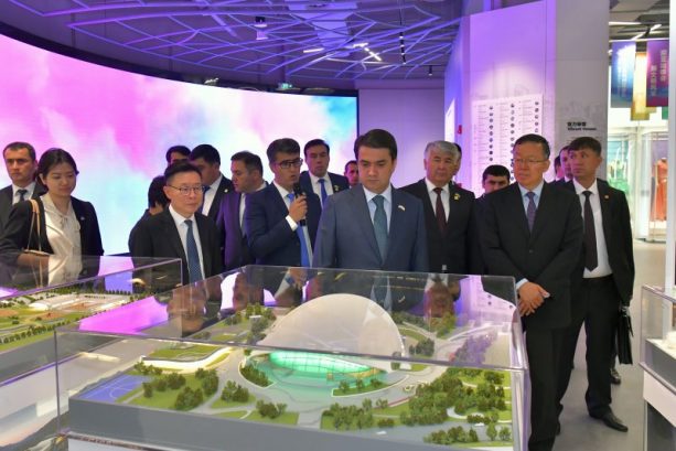 Р. Эмомали посетил в городе Ханчжоу музей Азиатских игр