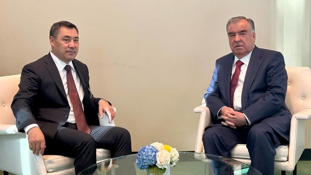 Президент С. Жапаров встретился с президентом Таджикистана Э. Рахмоном