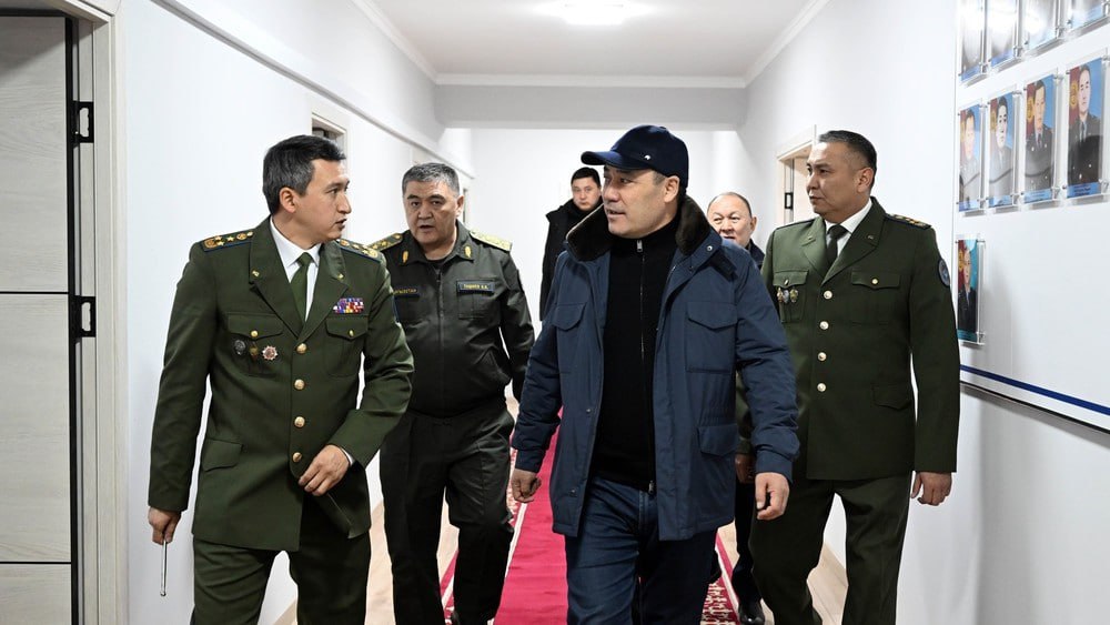 Президент C.Жапаров открыл обновлённое здание управления ГКНБ в Иссык-Кульской области 