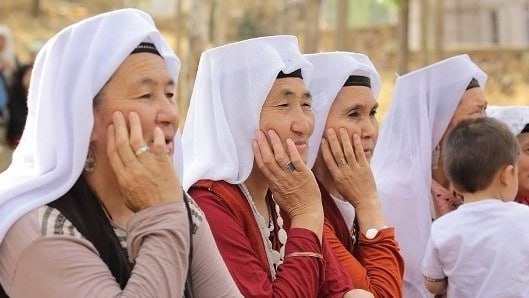 Президент подписал изменения в закон о госгарантиях этническим кыргызам, переселяющимся в Кыргызстан