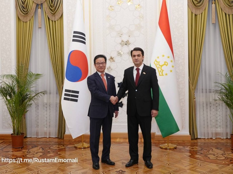  Р. Эмомали принял Чрезвычайного и Полномочного Посла Республики Корея 