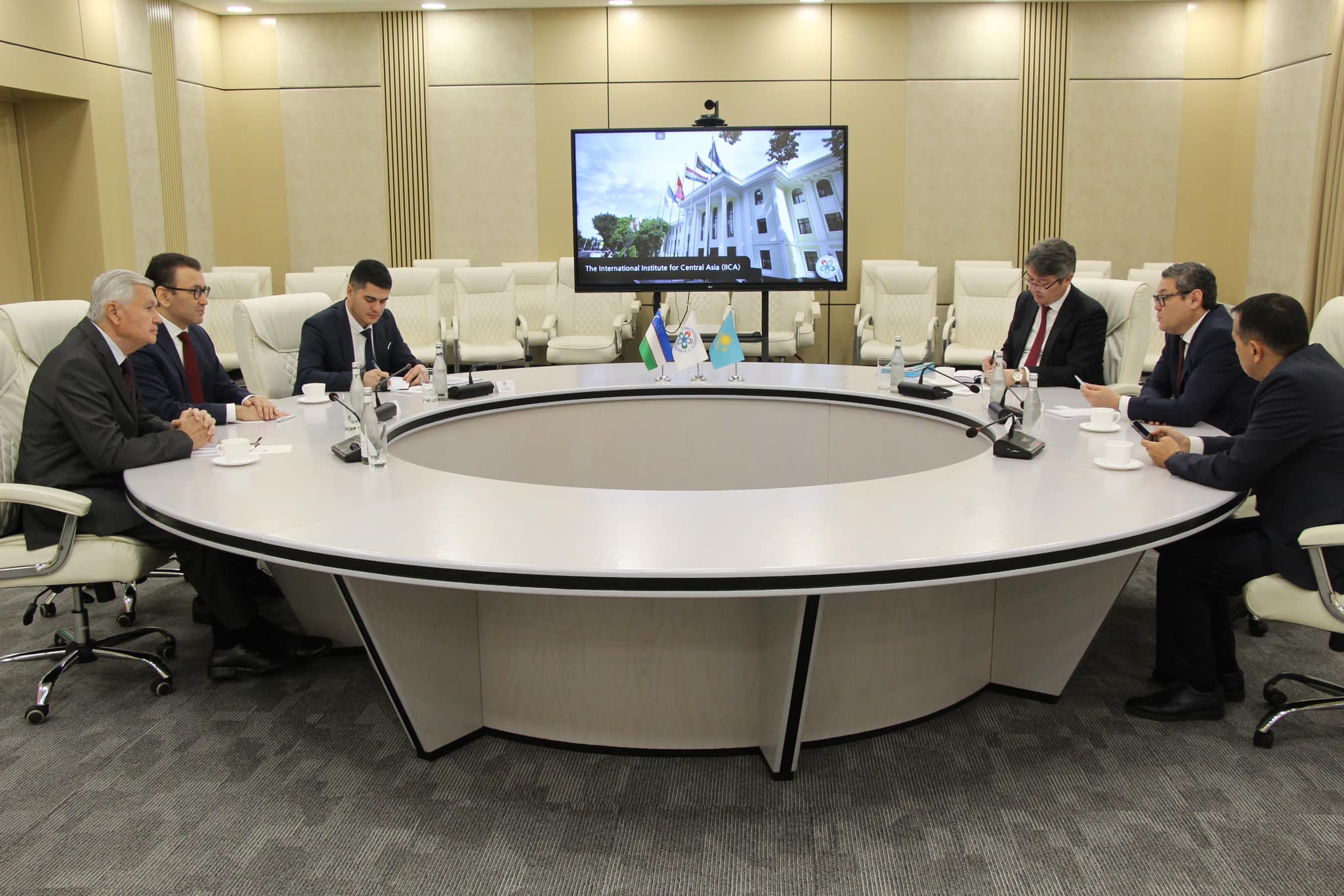 Markaziy Osiyo xalqaro institutida Qozog‘iston Strategik Tadqiqotlar Instituti direktori Yerkin Tukumov bilan uchrashuv bo'lib o'tdi