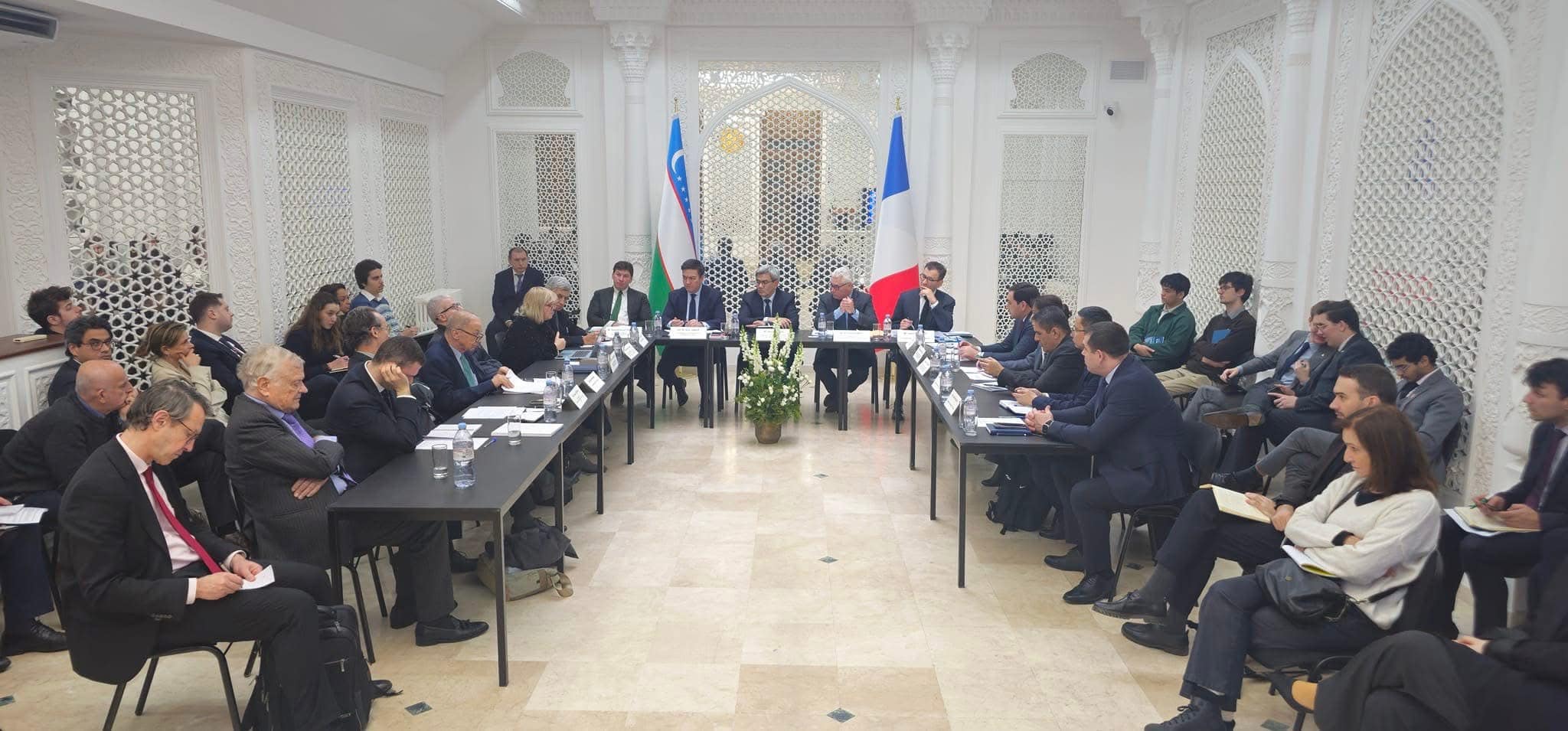 В Париже состоялся круглый стол с участием узбекских и французских мозговых центров
