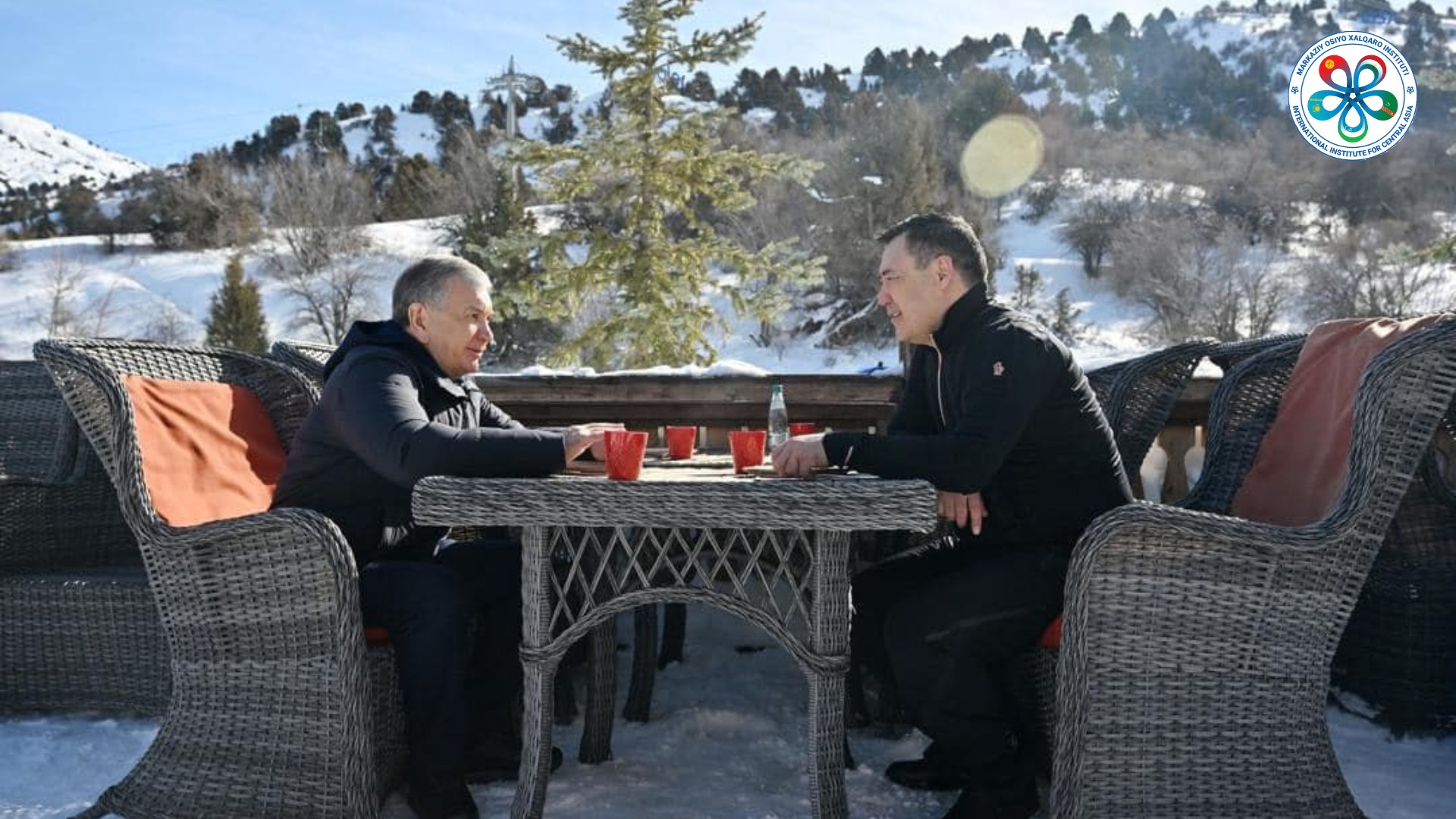 Лидеры Кыргызстана и Узбекистана провели неформальные переговоры на курорте Амирсой